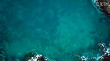 <strong>一个</strong>荒凉的海岸的最高视图。特内里费岛的岩石岸边。海浪到达岸边的空中无人机镜头